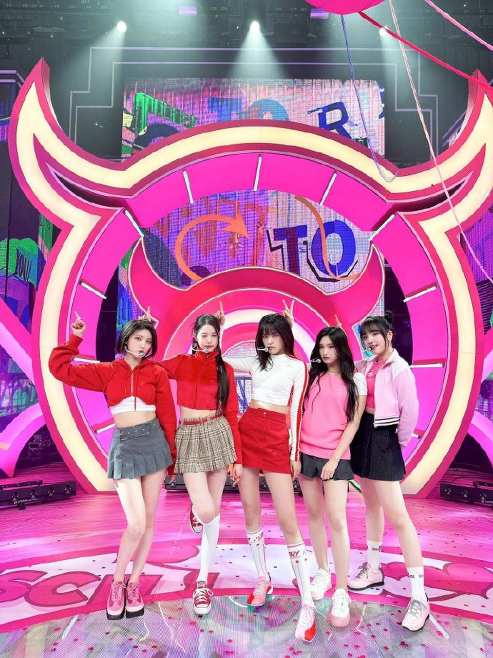 ive近期打歌造型7连发:清爽牛仔,霸道女总裁,棒球服少女,青春运动服