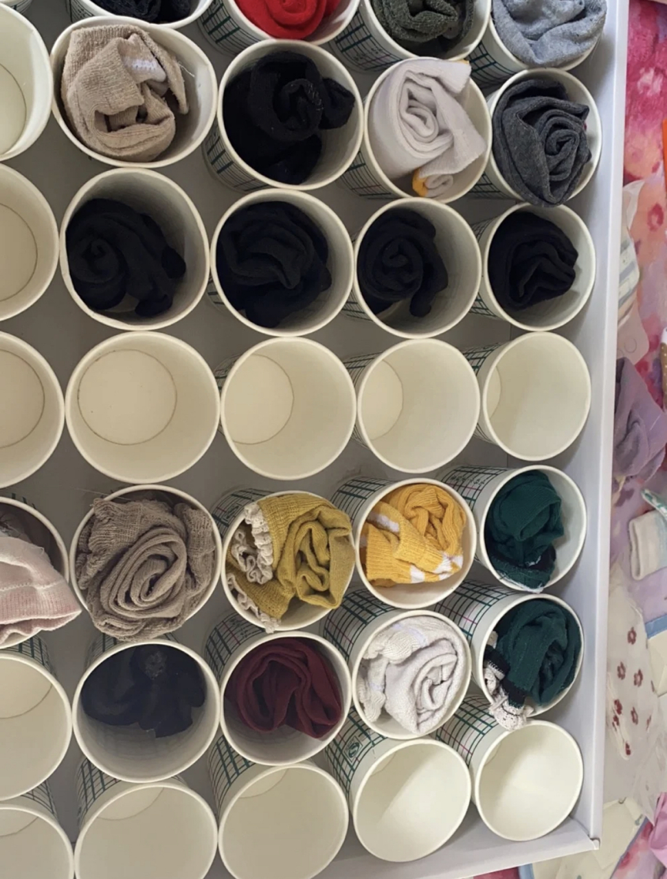 我在用一种"很新"却"很便宜"的袜子收纳!