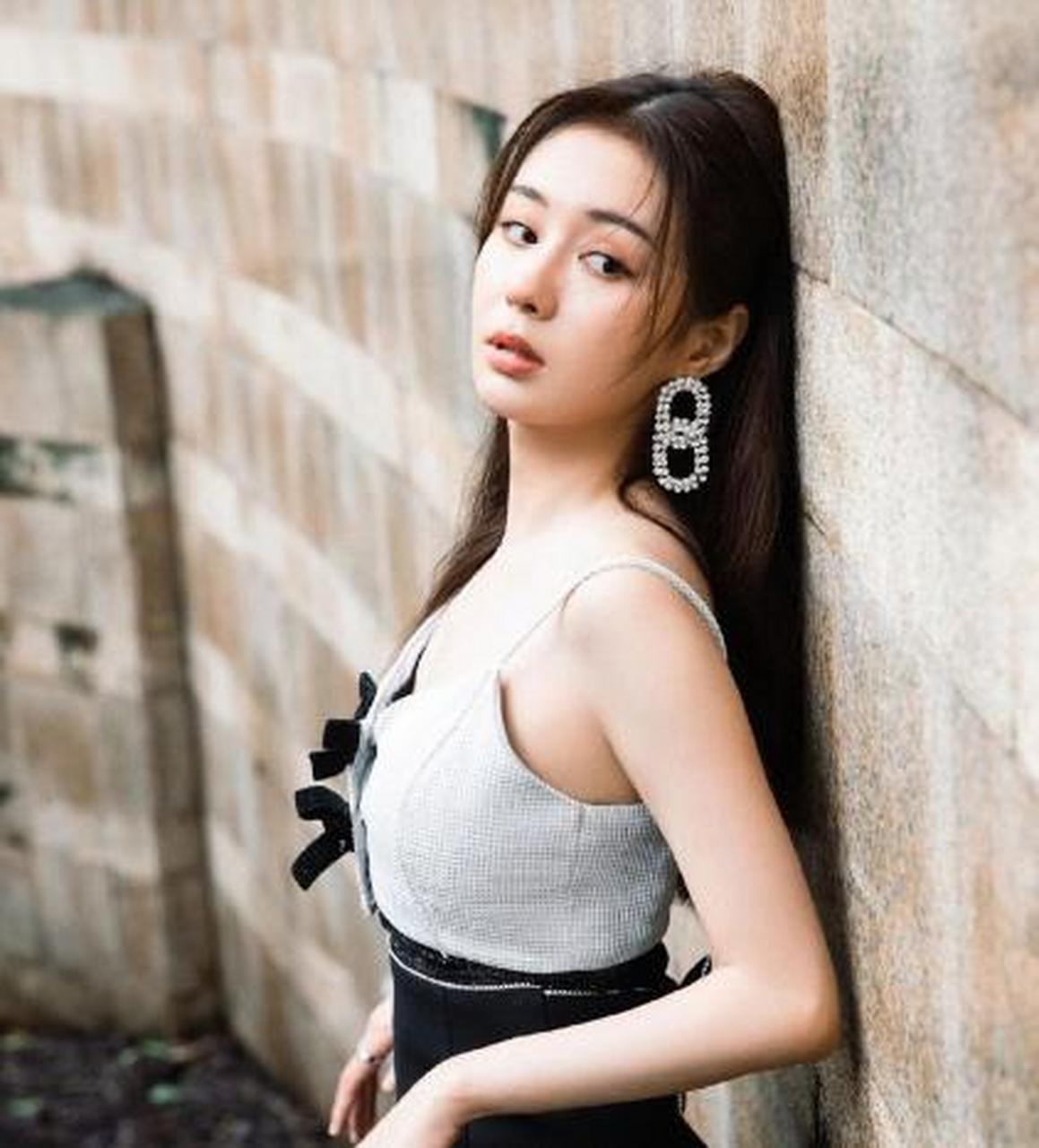 郑合惠子# 长直发吊带裙侧颜好美,仙气十足! 676767