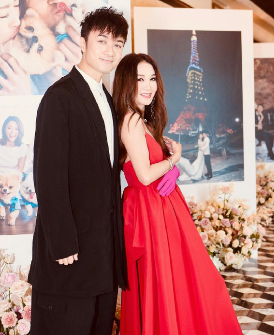 温碧霞真的很爱装少女,和男星们合照都是一副娇滴滴模样.