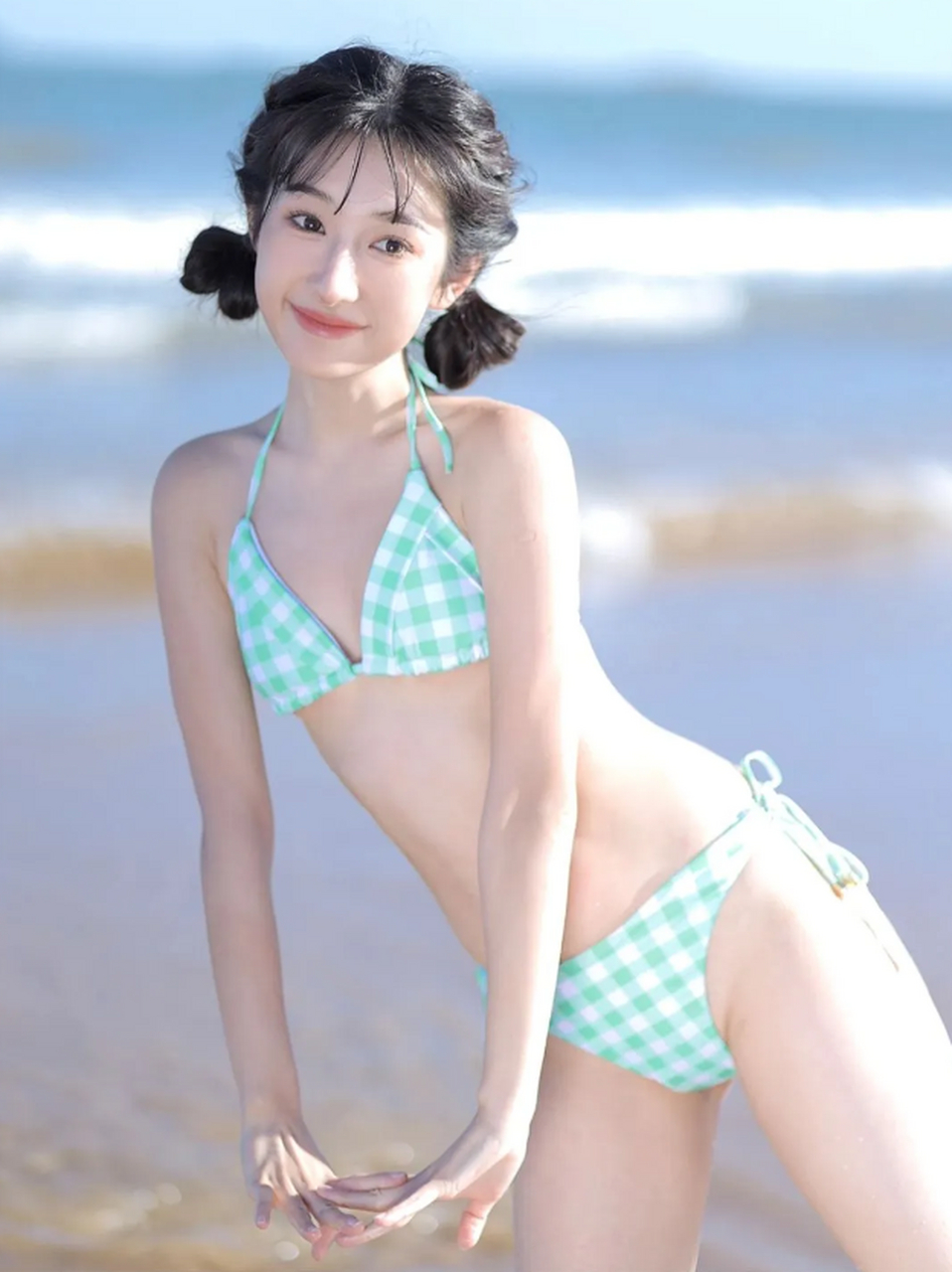 在石老人海水浴场和苗苗拍了无数套泳衣哈哈哈哈 在海边实现了穿衣