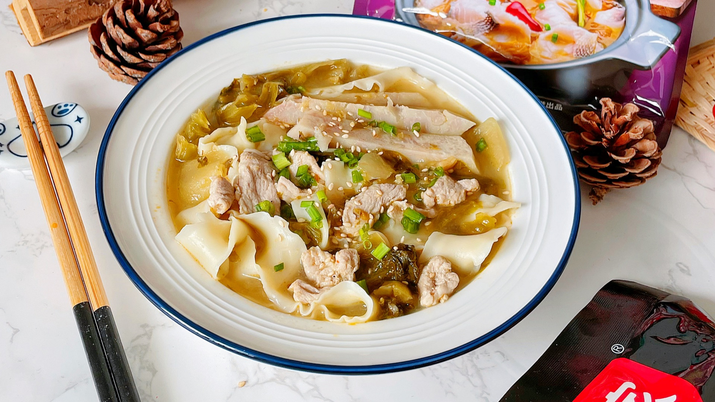 酸菜刀削面 炎炎夏日,怎能少的了一份开胃又过瘾的酸辣老坛酸菜面呀!