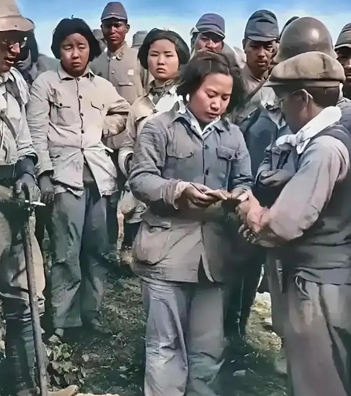 抗日战争期间,三名中国女兵不幸被俘,日军露出不怀好意的笑容.