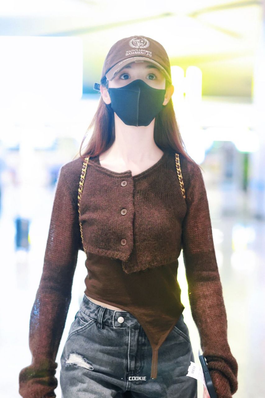 哈妮克孜最新穿搭 身穿棕色针织衫搭配灰色破洞牛仔裤造型时尚又百搭