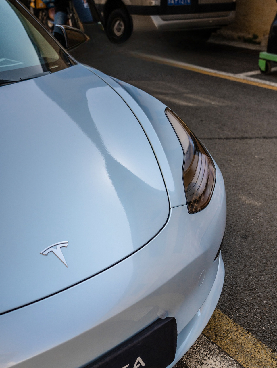 特斯拉的新衣:马卡龙爵士蓝的甜美与酷炫交融  马卡龙爵士蓝,这是一种