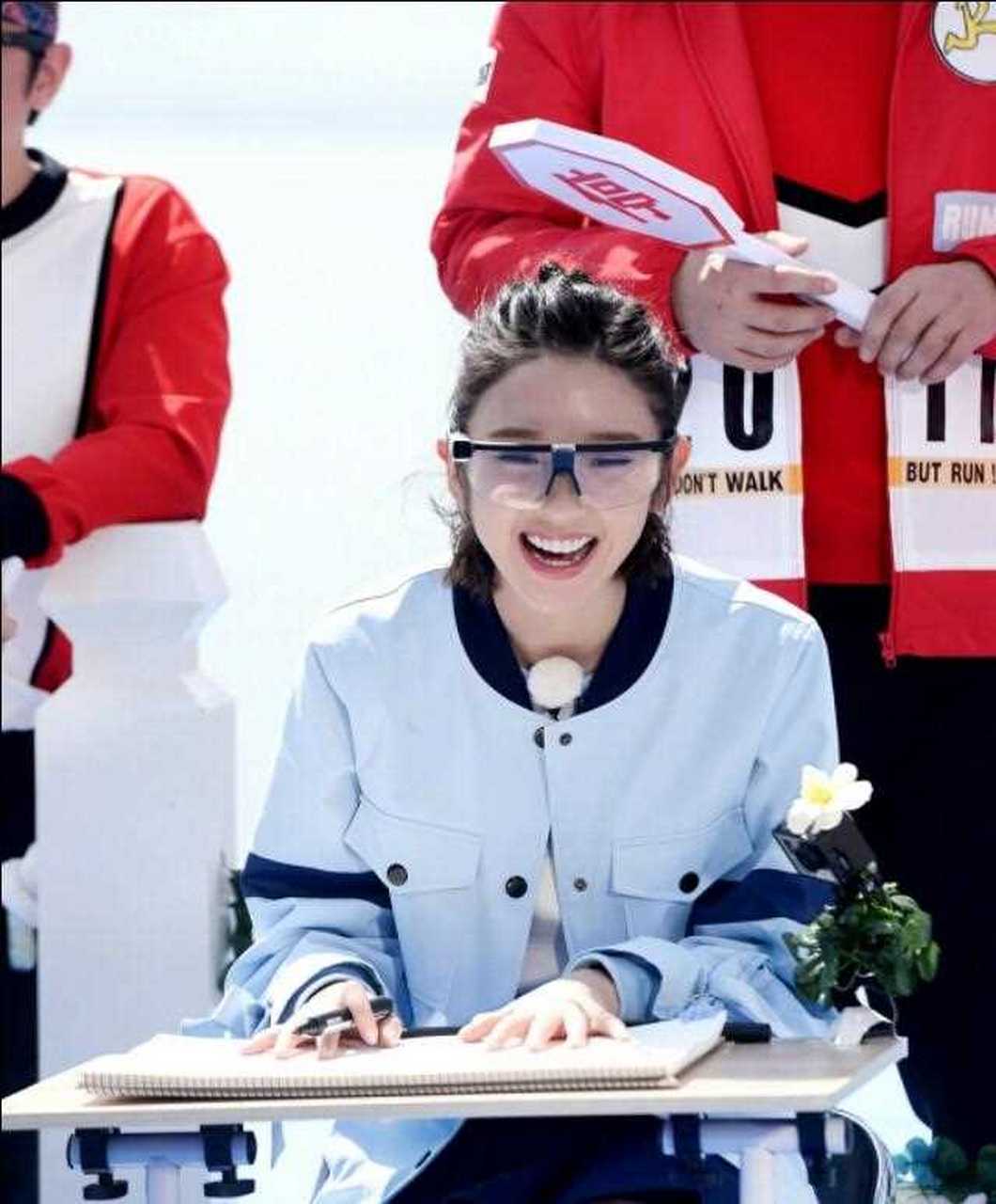 这期《奔跑吧兄弟》美女云集,唐艺昕美美的称:"代表月亮消灭你!