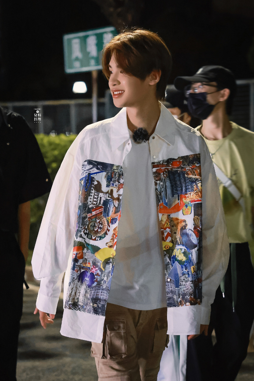 黄明昊《一起露营吧》最新拍摄路透造型,身穿白色背心搭配印花衬衫和