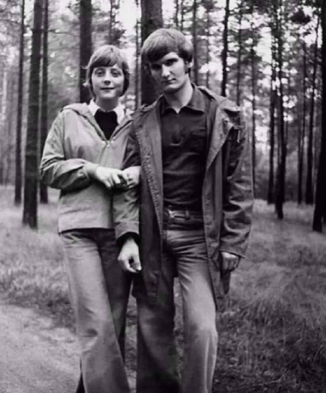 默克尔年轻时的罕见老照片,那时的默克尔,虽然还没有走进政坛,可眼神