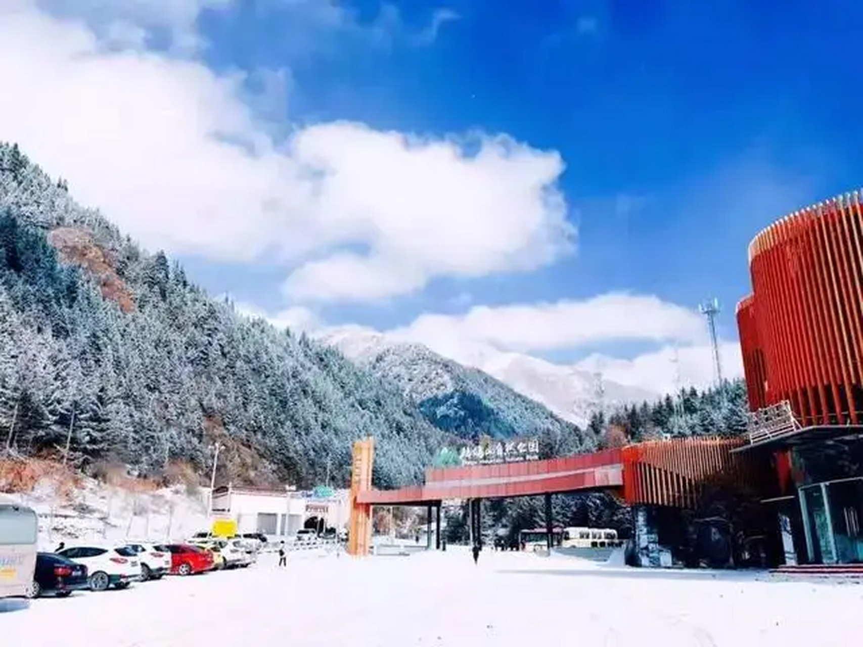 龙池森林公园滑雪场:位于都江堰龙池国家森林公园景内,滑雪场建有标准