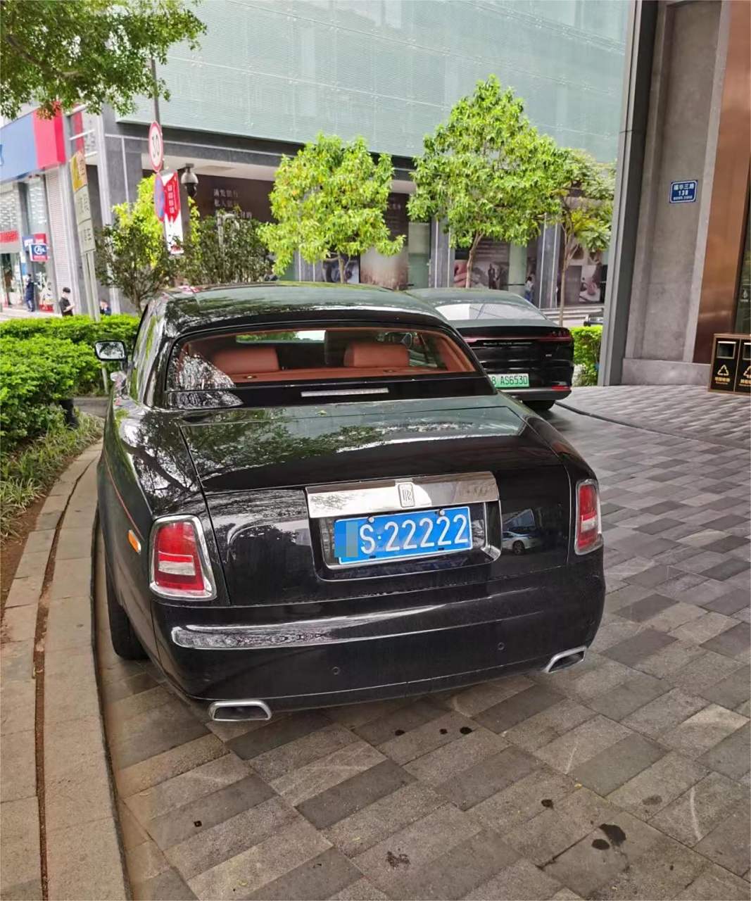 最有排面的劳斯莱斯.车牌号就价值一套房[赞同],出门自带气场.