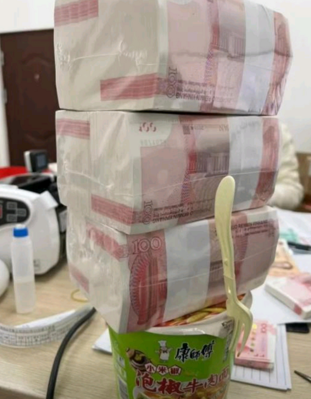 听说这样压泡面热气不会散