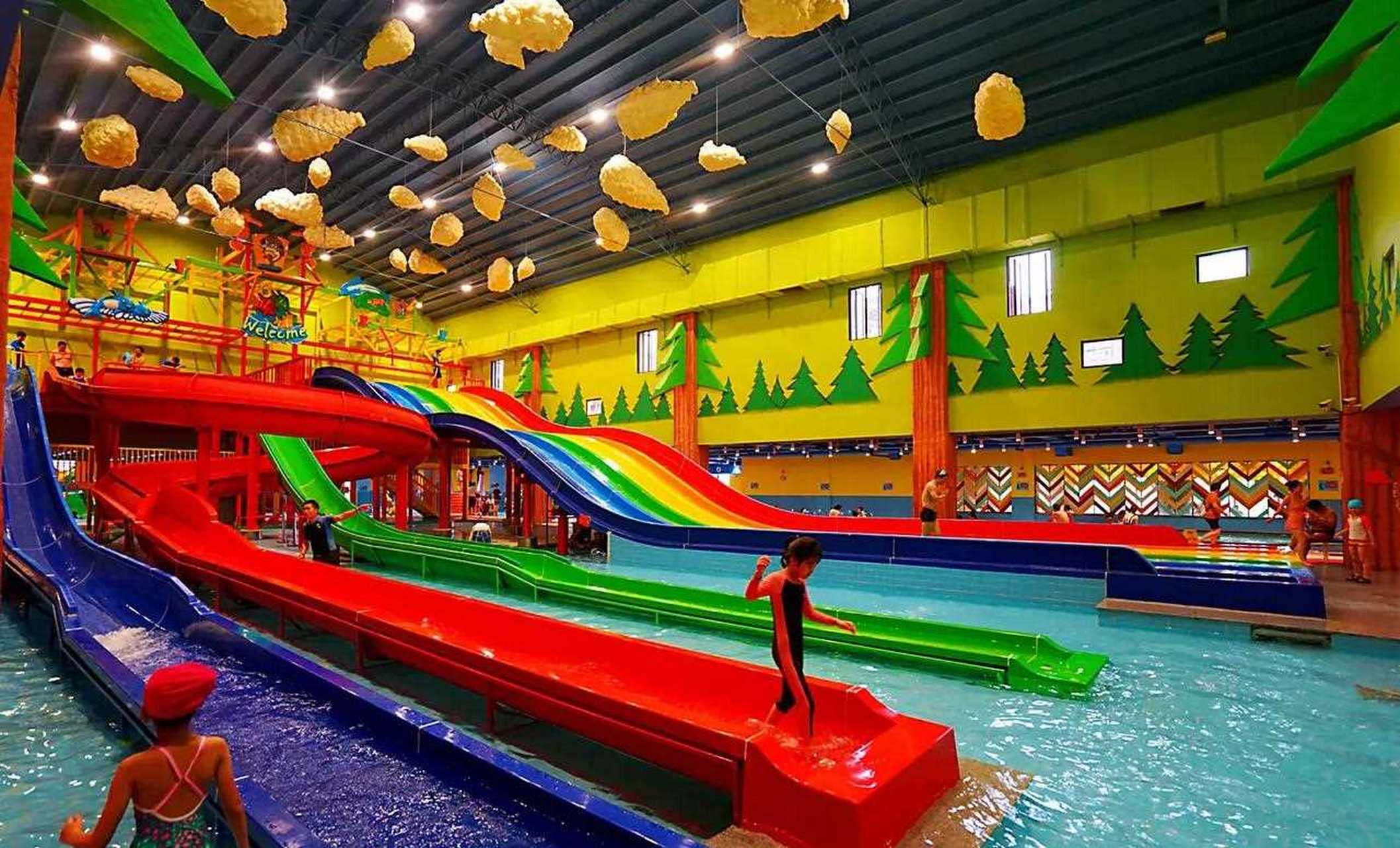 上海宝燕乐园里最赞的是四季恒温的水上乐园,水上滑梯简直爽翻天,两岁