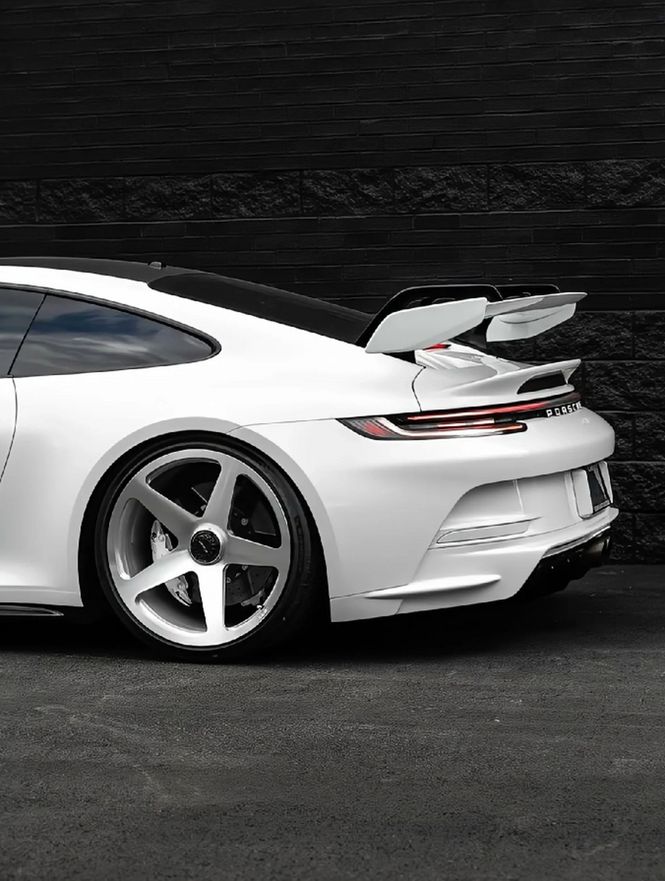 保时捷992 gt3以其简约而不简单的外观给我留下了深刻的印象.