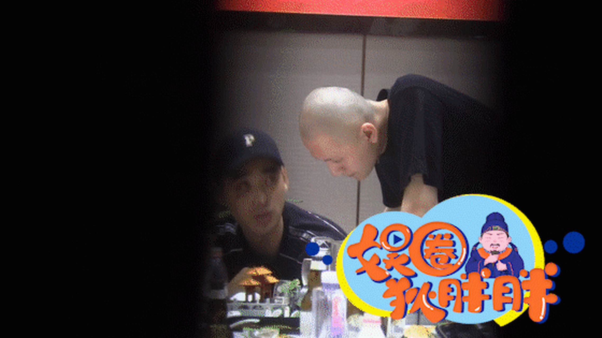 【不受"聚餐"风波影响 秦俊杰顶光头聚餐豪饮白酒】前几日,小寒拍到秦