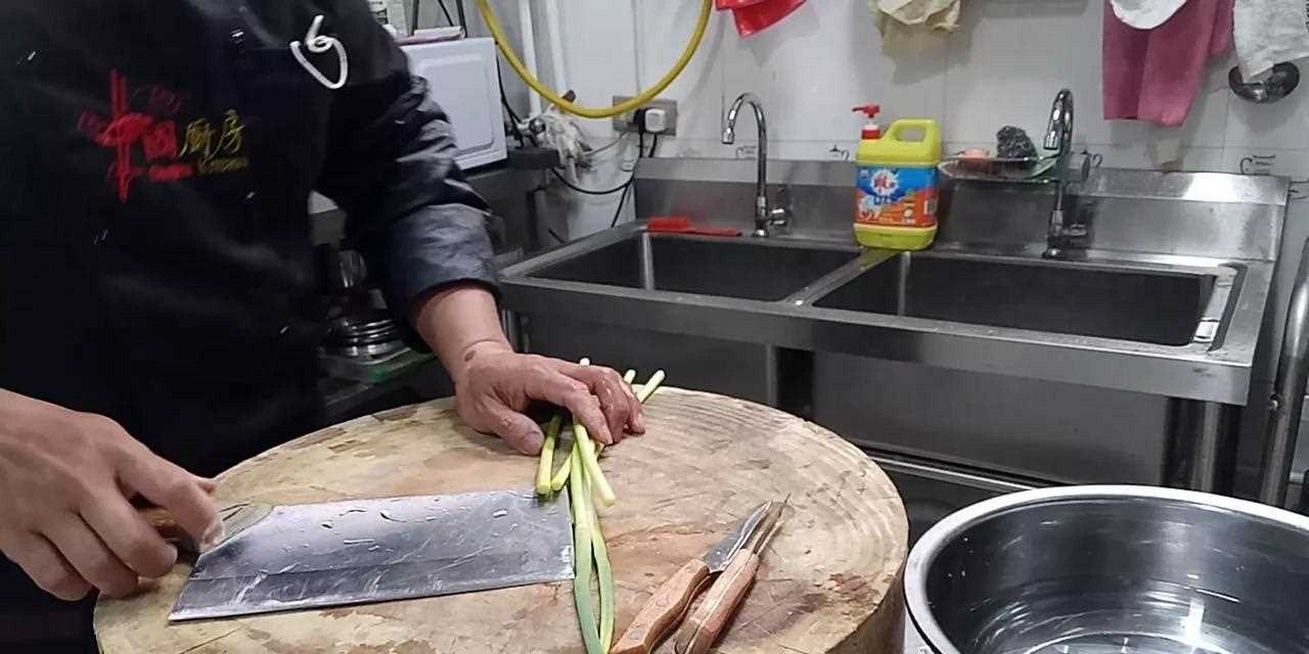 做厨师的都知道,厨房里边的边角料或者食材,都可以用来做盘饰,只要