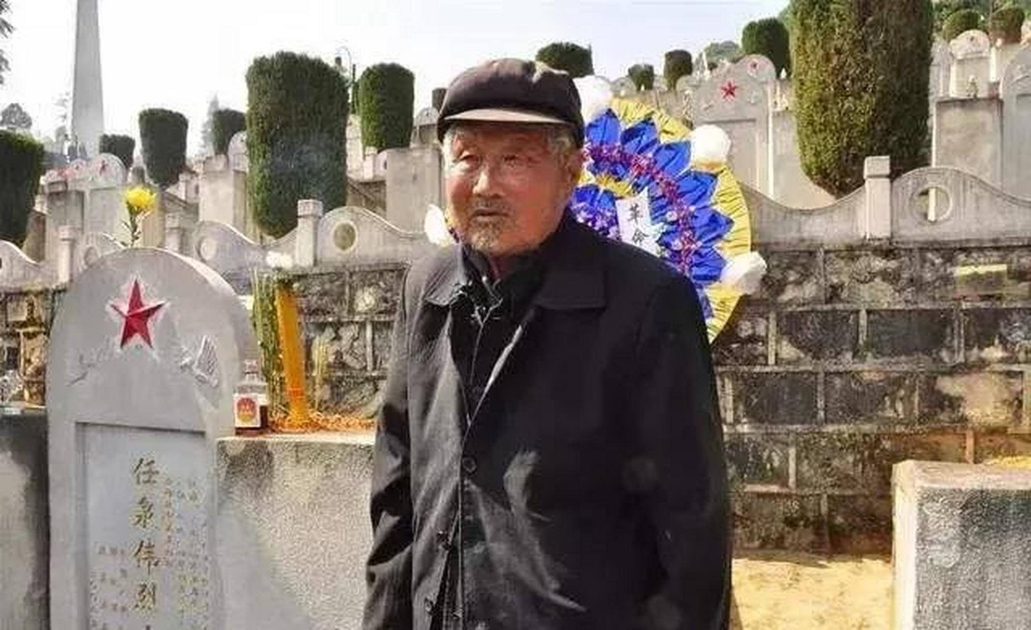 当兵三个月的任泉伟成为了收复老山战斗的第一位烈士,烈士牺牲后,老