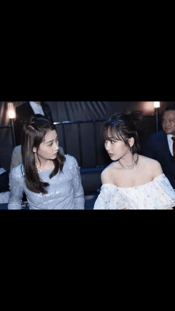 gif创作人# 杨紫,关晓彤同框热聊照片,两个小花同框谁更美了?