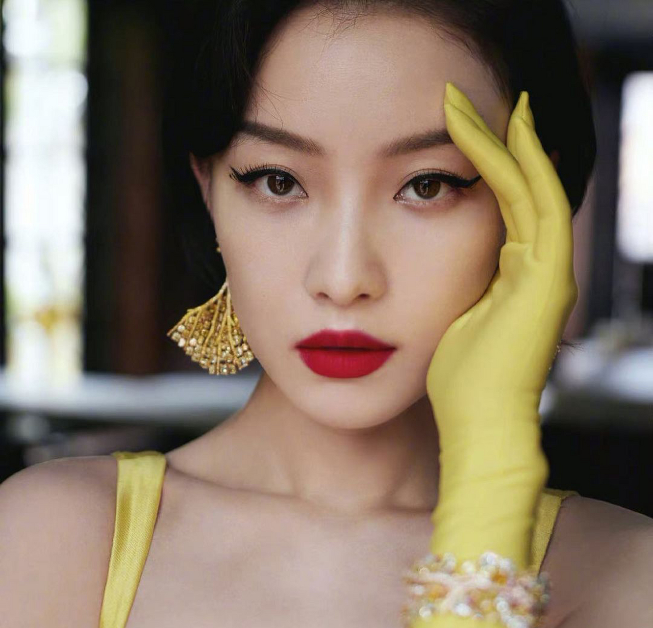 倪妮黄色露背长裙,复古名伶造型高贵优雅!#倪妮