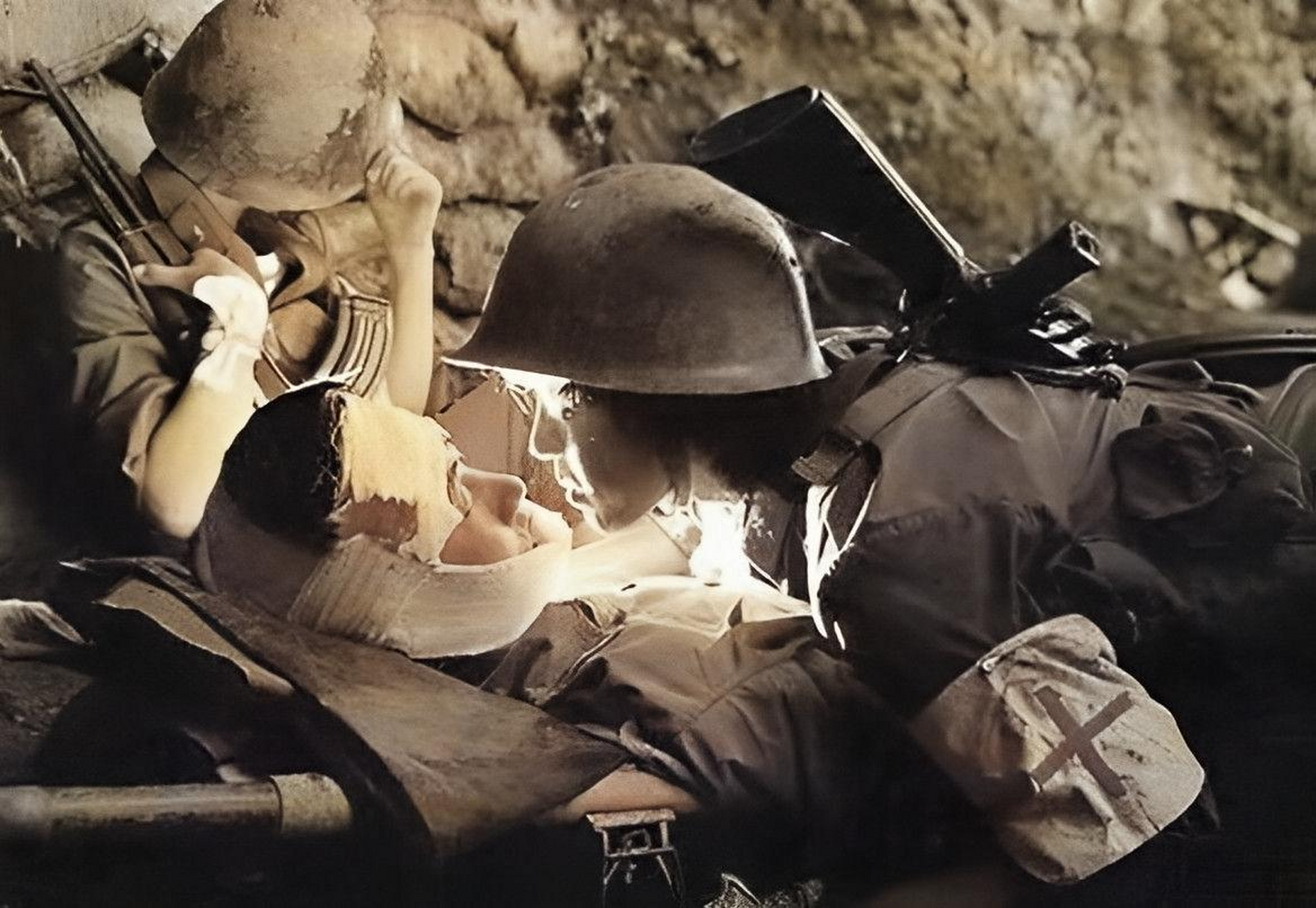 1986年,越南战争在崂山前线继续进行! 一个解放军士兵在越南山被炮弹