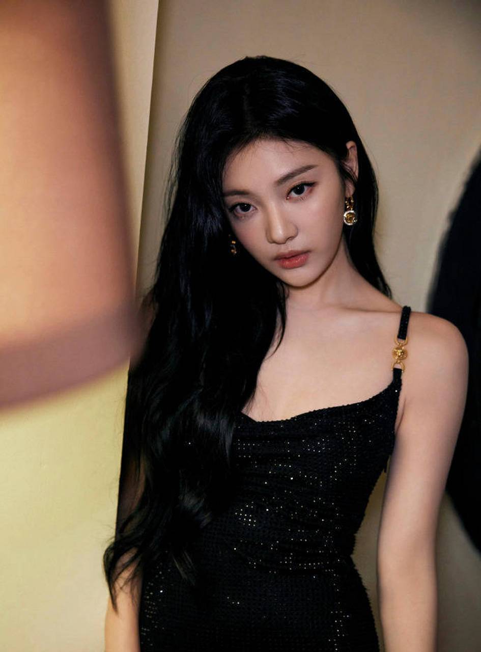 aespa中国成员宁艺卓晒出时尚写真,身穿黑色水晶短裙,妩媚动人.