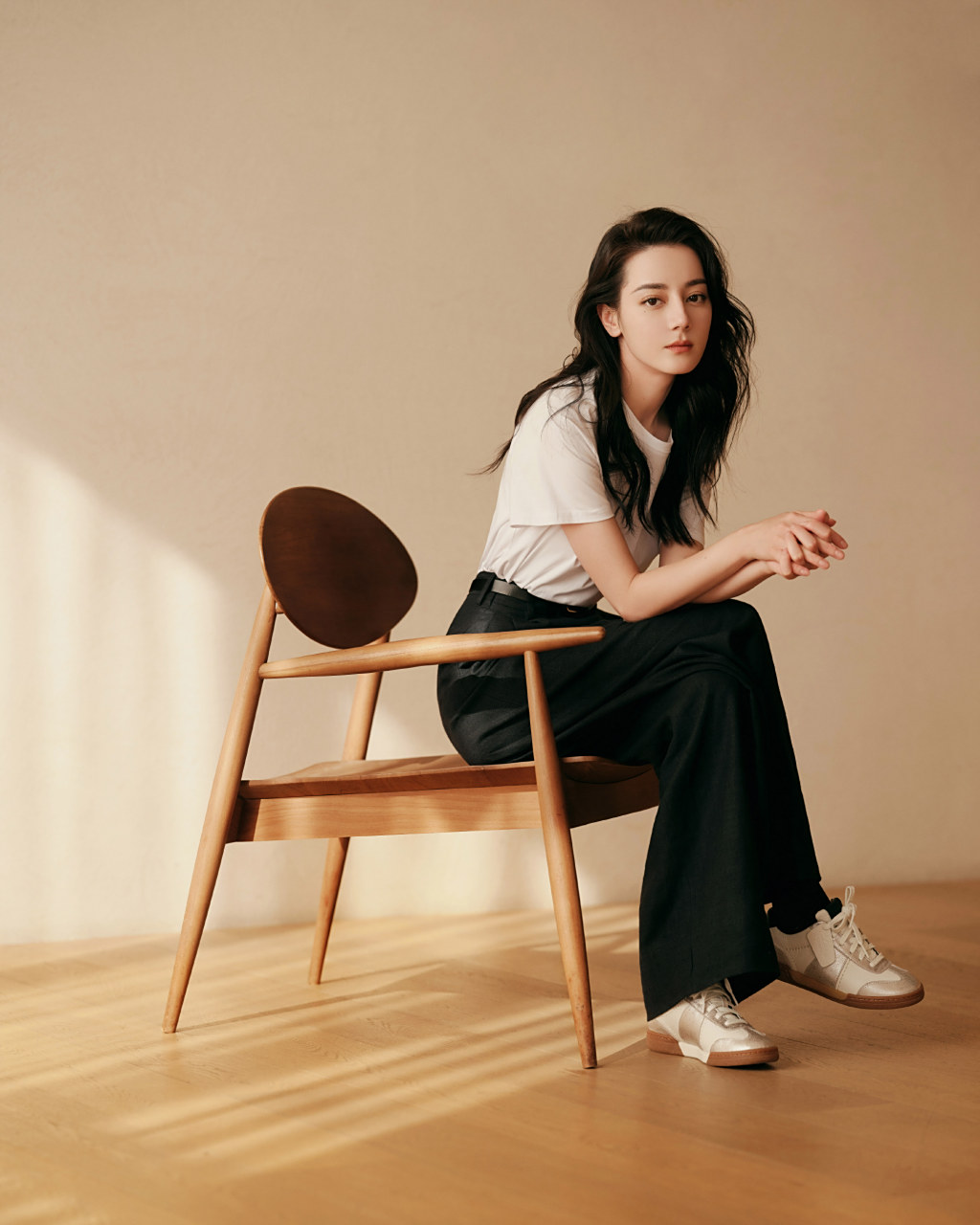 迪丽热巴坐在凳子上,笑容灿烂,散发出满满的治愈力.