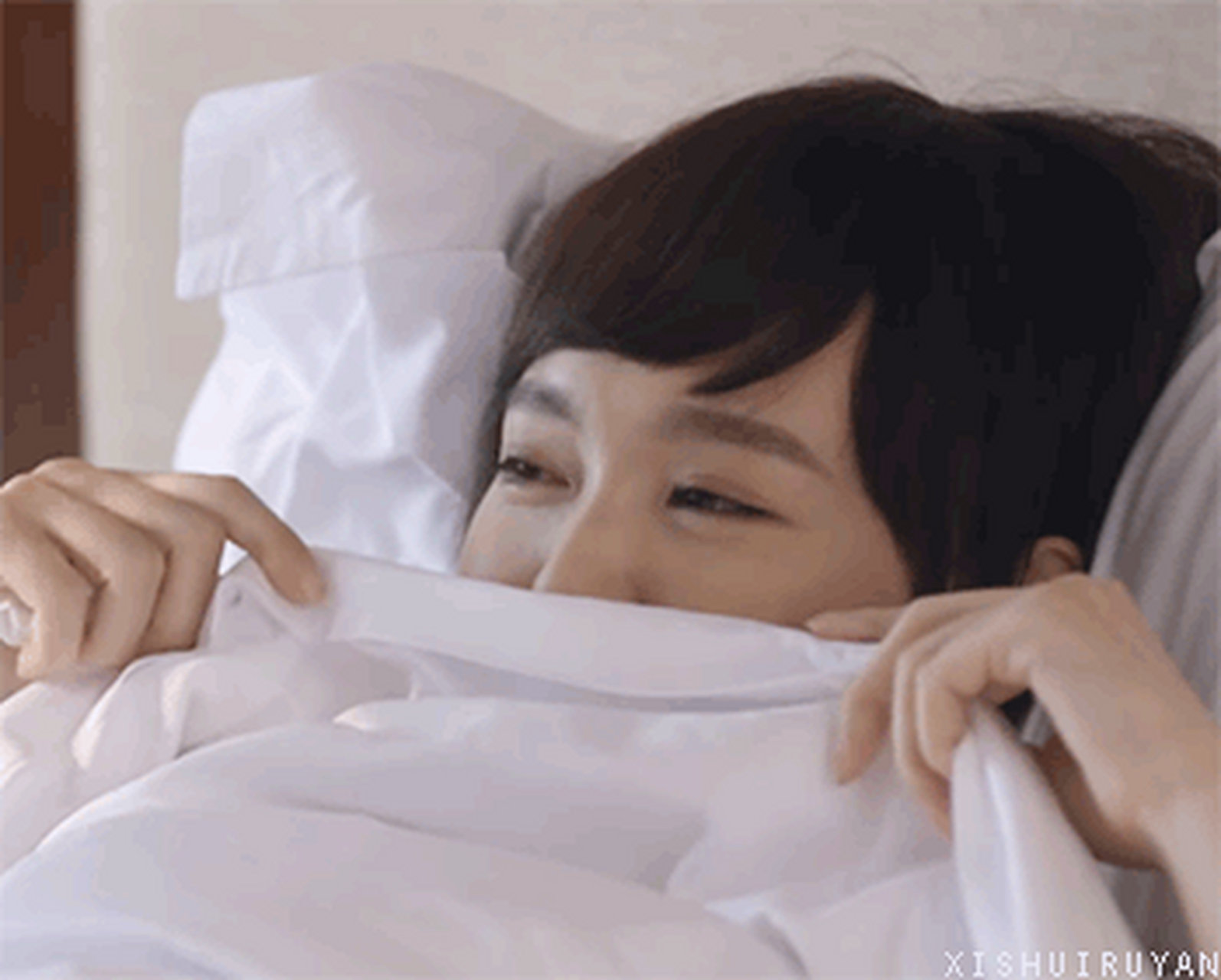 唐嫣gif:唐嫣在王晶的运作下,还登上了《男人装》,大尺度照片也拍了不