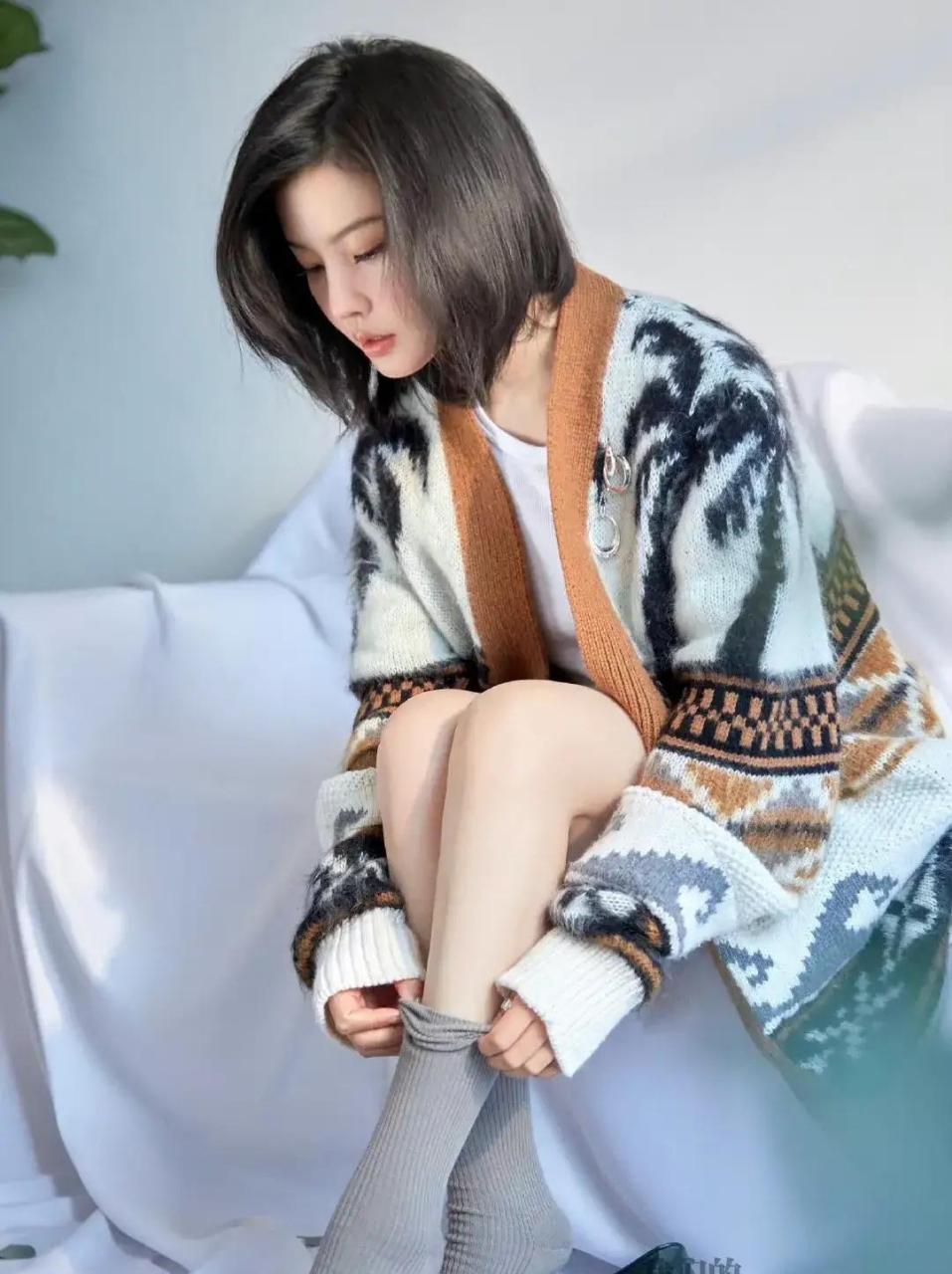 杨子姗 ,沙发写真美照,灰色袜子美腿女神 #中国版chatgpt来了# #娱乐