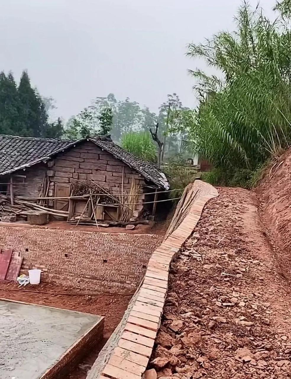 农村自建房,这个基础做的还是挺牢固的,就是有点担心后方这个护坡,看