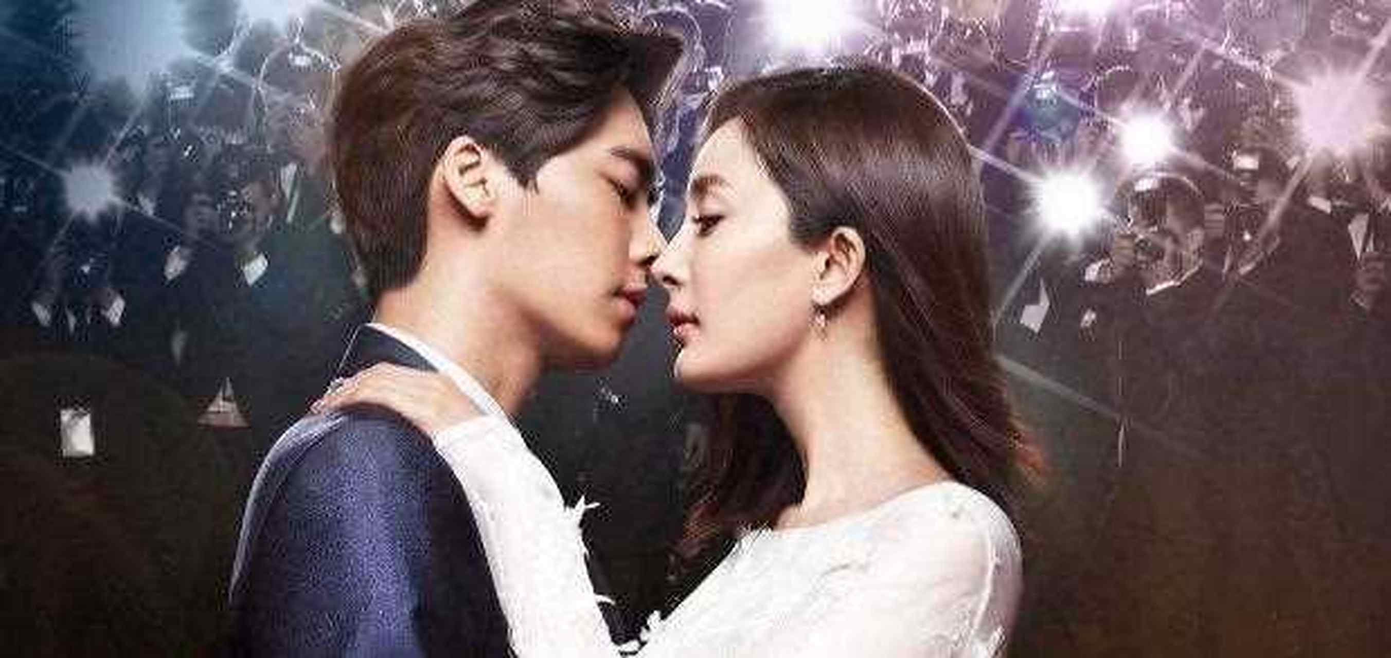 有一次,李易峰被问道:"你跟杨幂拍吻戏是种什么样的感觉?