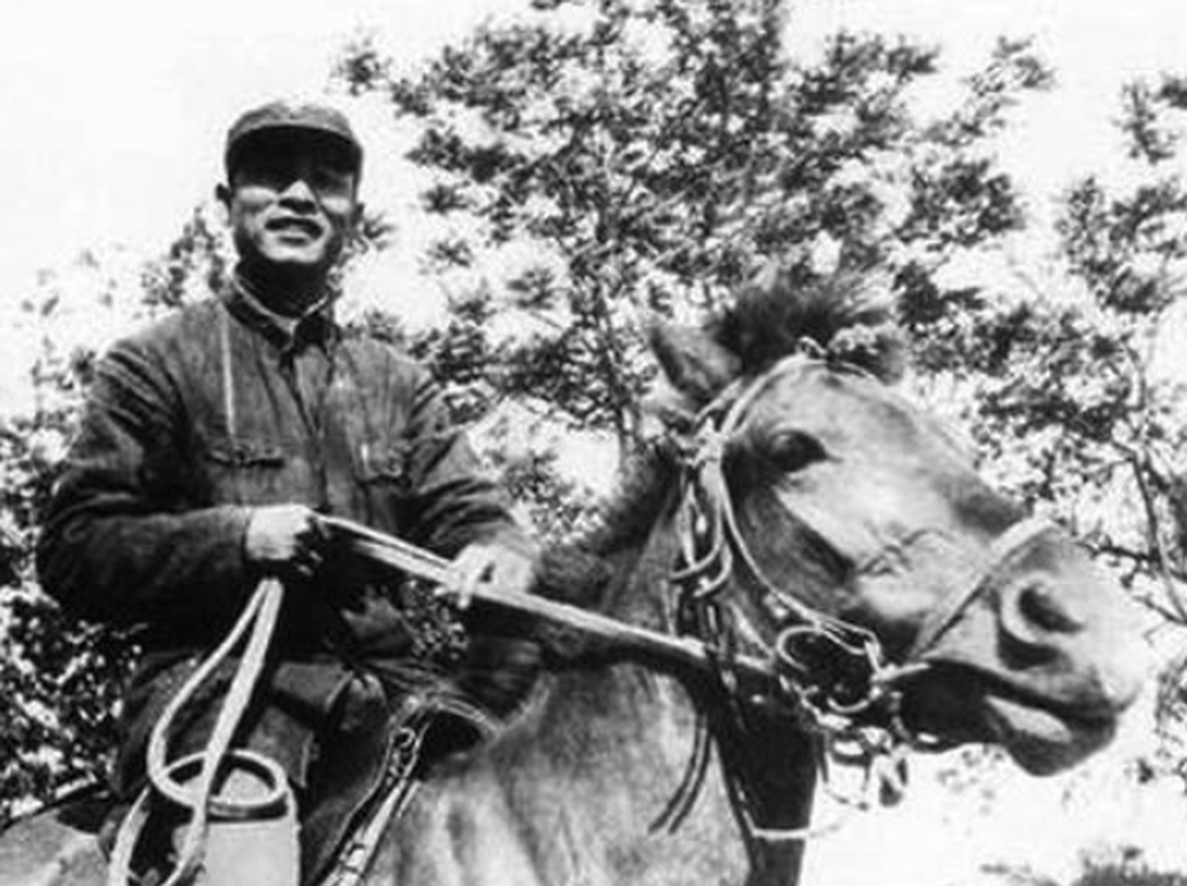 历史老照片: 彭雪枫将军和他的儿子彭小枫的一组照片.