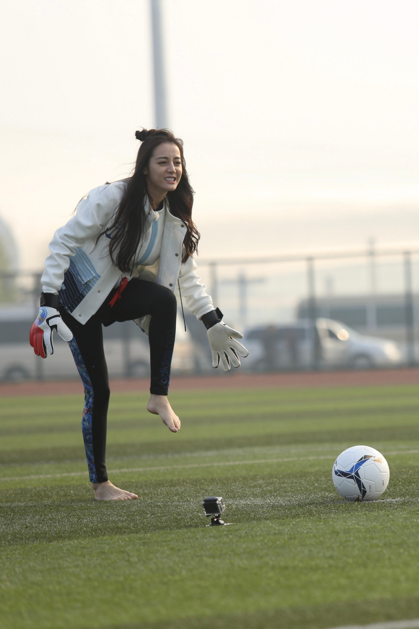 迪丽热巴,杨颖  光脚踢足球[二哈]