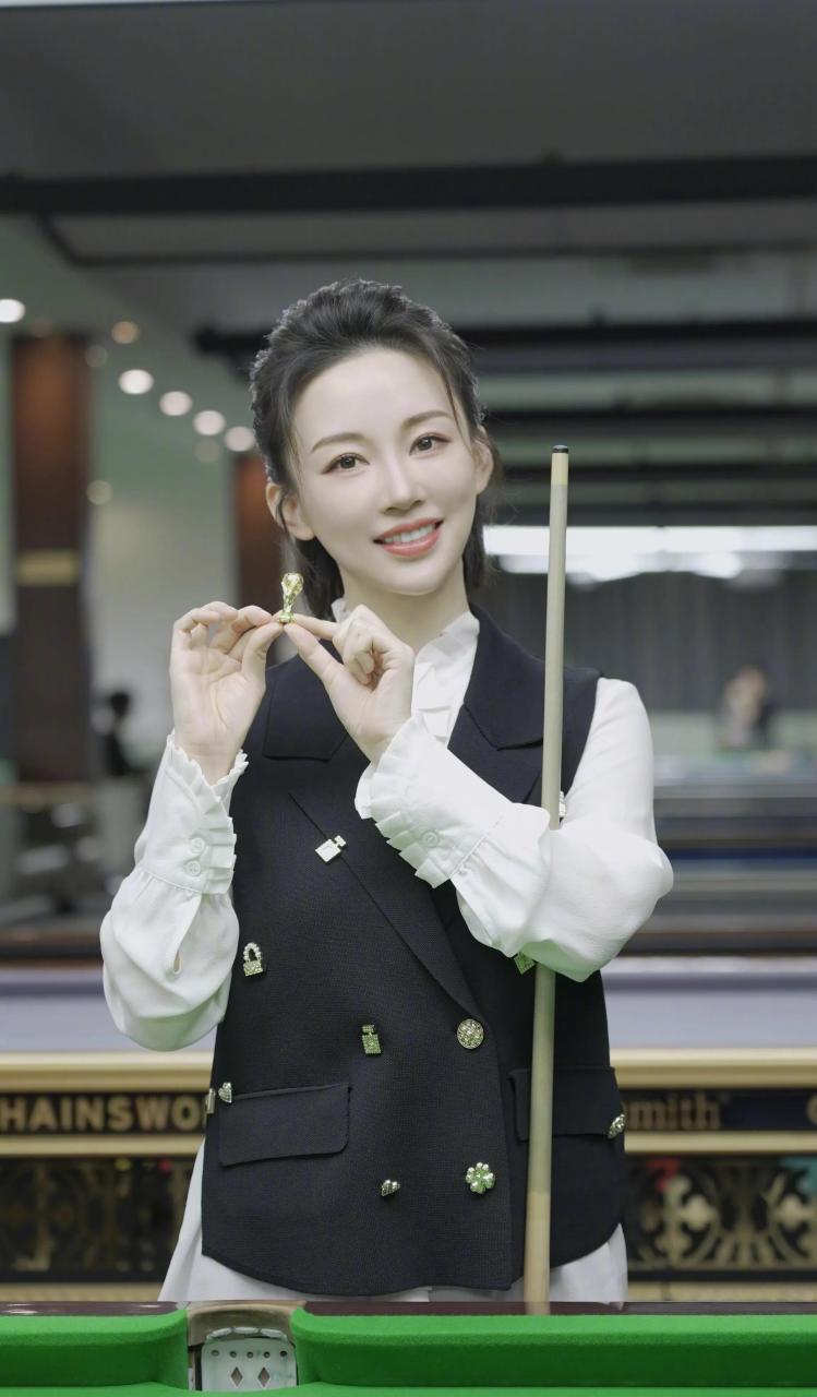 最美台球运动员潘晓婷和最美台球裁判王钟瑶 你觉得谁更好看?