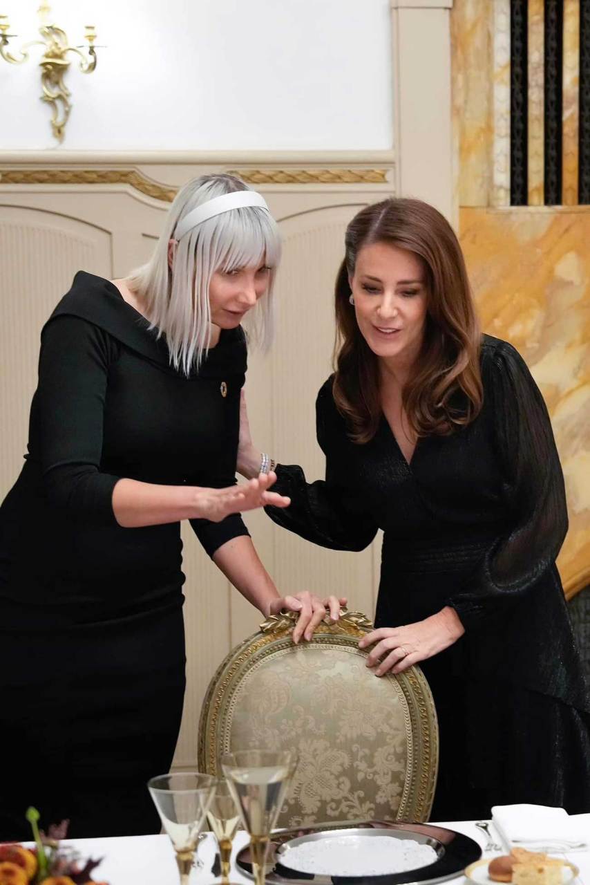 小玛丽王妃本周出席了意大利大使馆晚宴,晚宴主题是"反浪费",所以食材