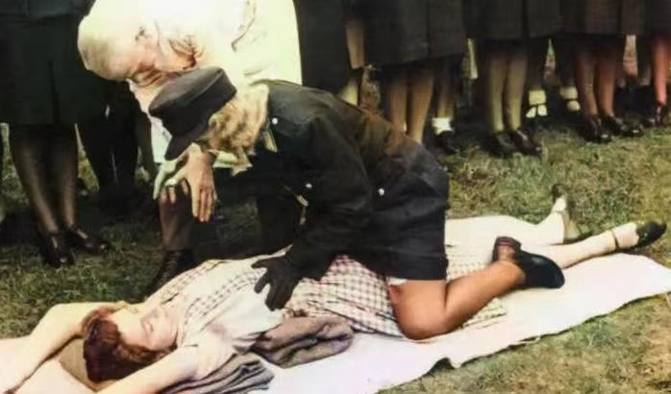 在二战中,德国女兵也被卷入到了侮辱犹太人的残酷行为中.