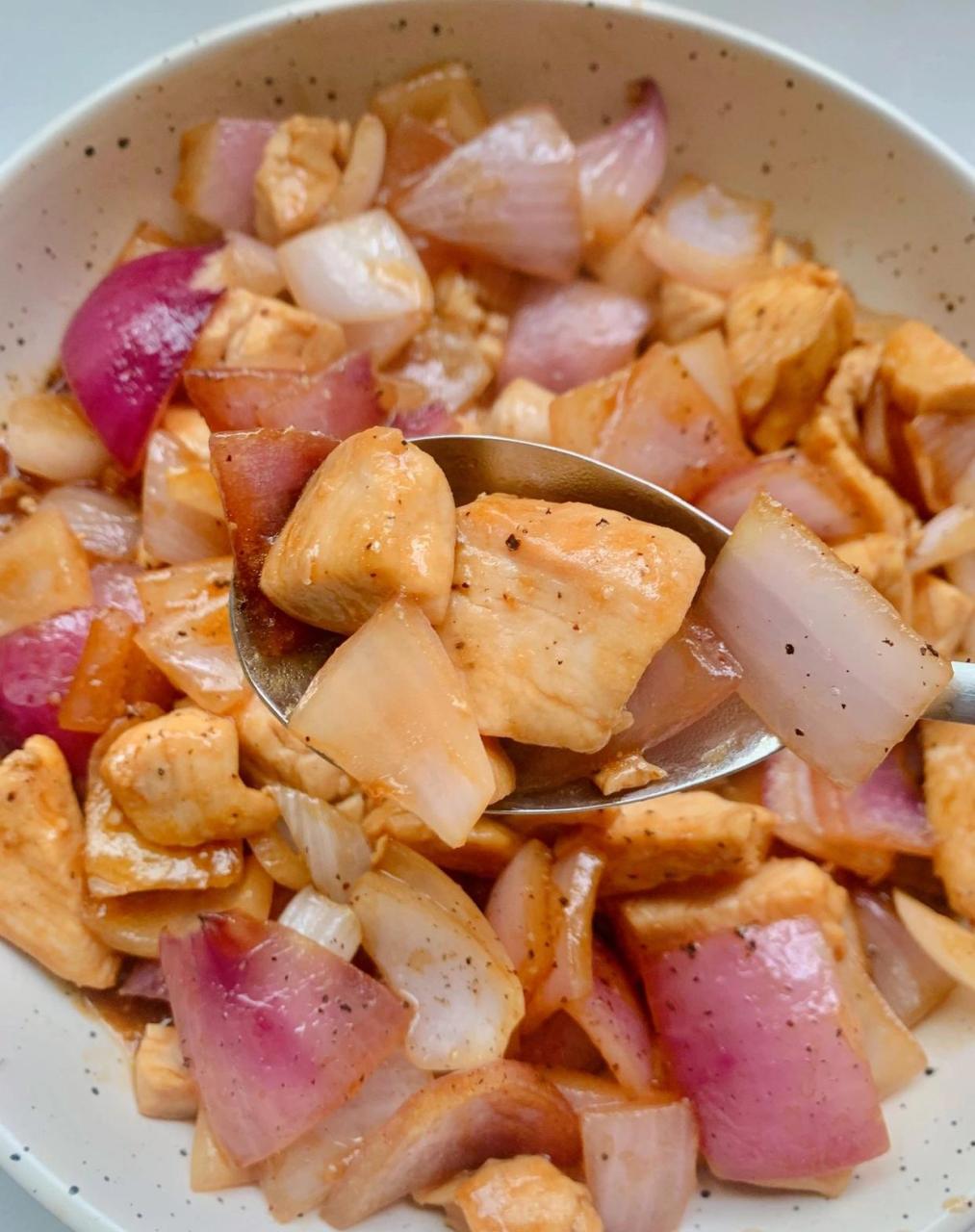 今天分享个鸡胸肉巨巨巨好吃的做法:洋葱炒鸡胸肉 鲜嫩爽滑,不腥也不