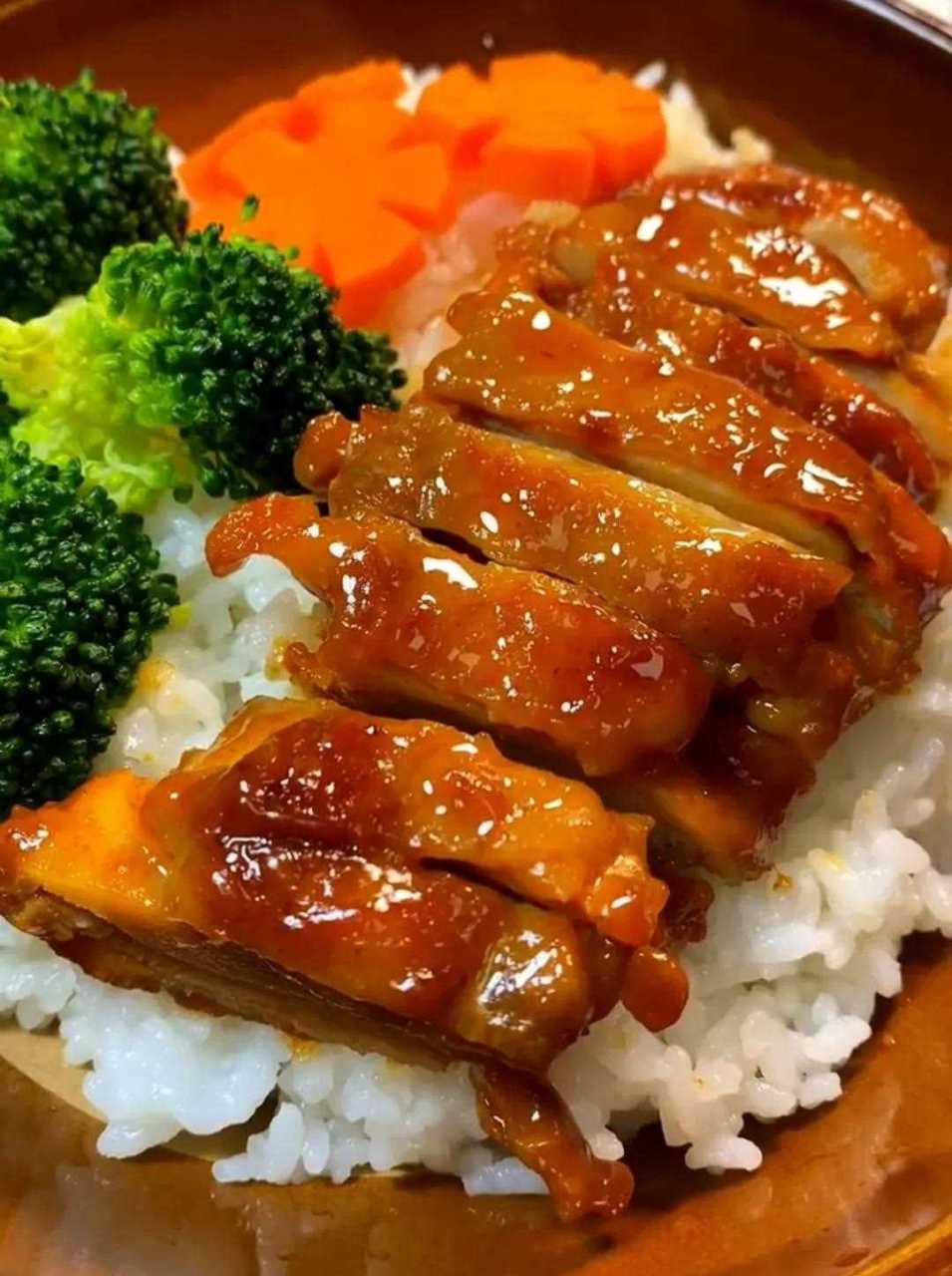 老公点名要吃的奥尔良鸡腿饭,马上给他安排,鸡腿鲜嫩多汁,外焦里嫩,配