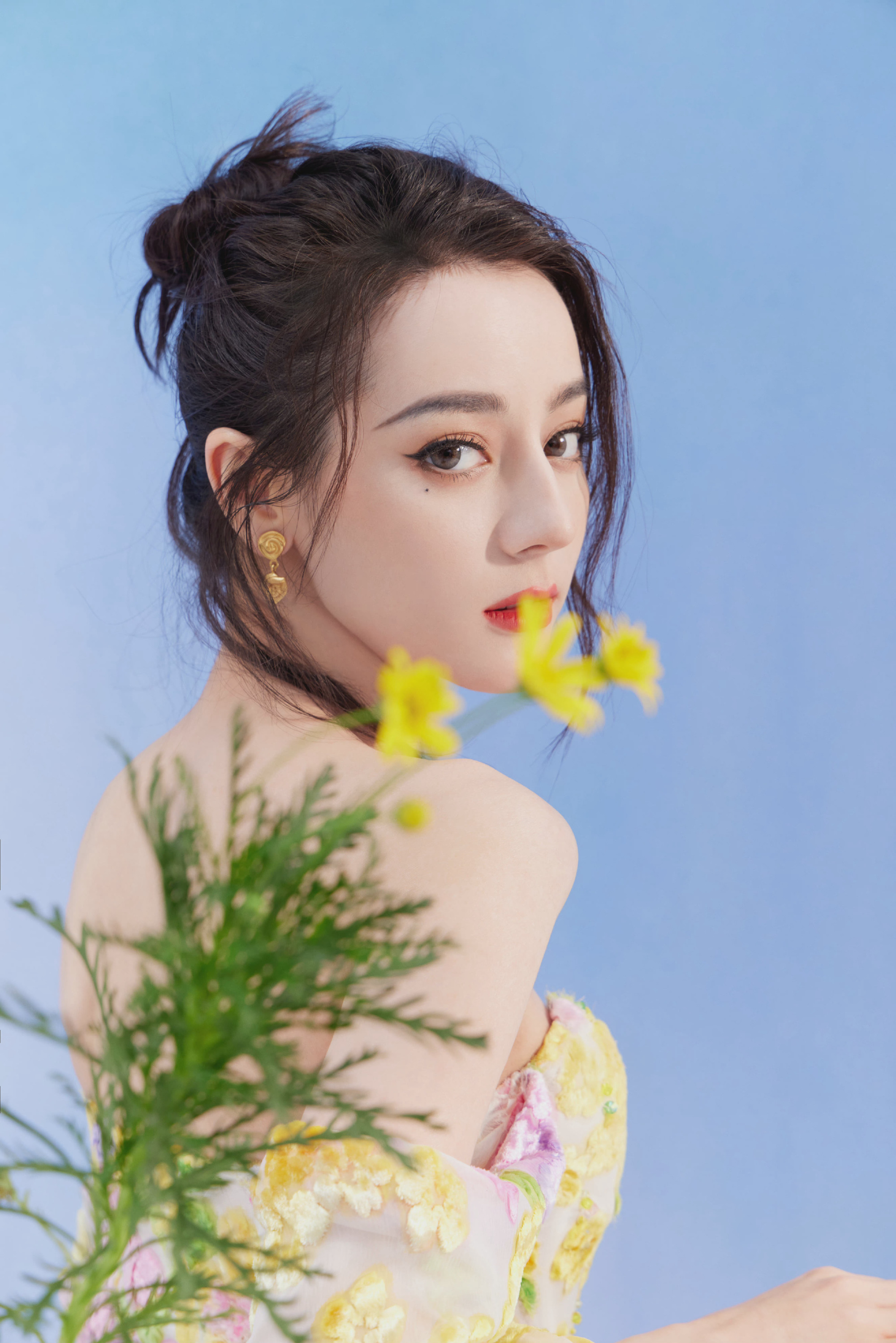 迪丽热巴直播活动造型 一袭celia kritharioti 2020春夏高定长裙搭配