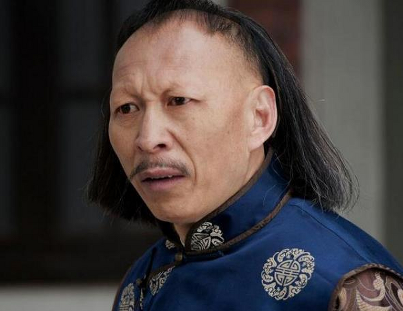 李明饰演《大宅门》里的丑角"金二",在片场休息的时候,想跟女主蒋雯丽