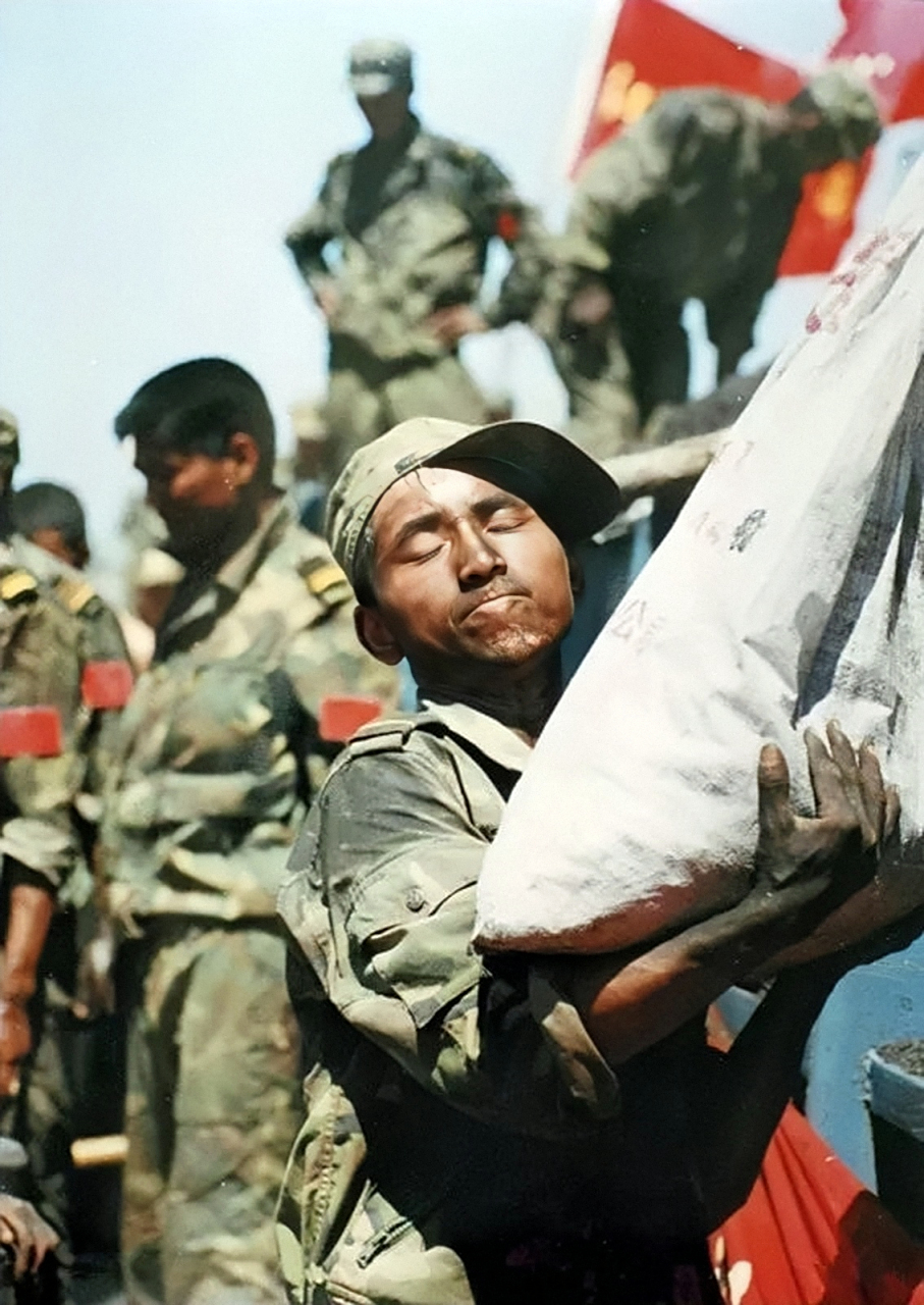 九八年解放军战士奋力抗洪.