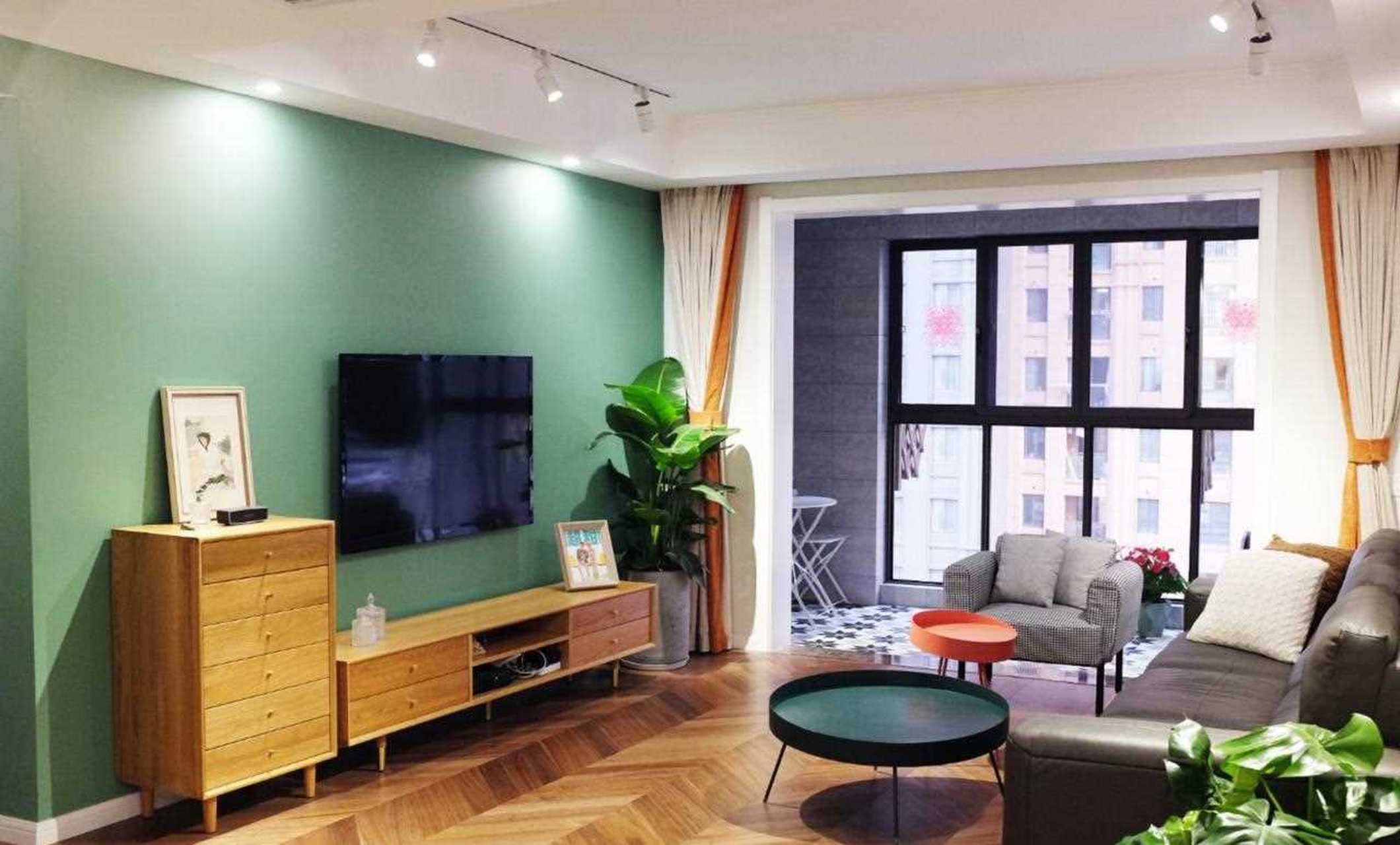 电视背景墙运用绿色墙漆,护眼的同时又十分具有欣赏性,绿色是生命的
