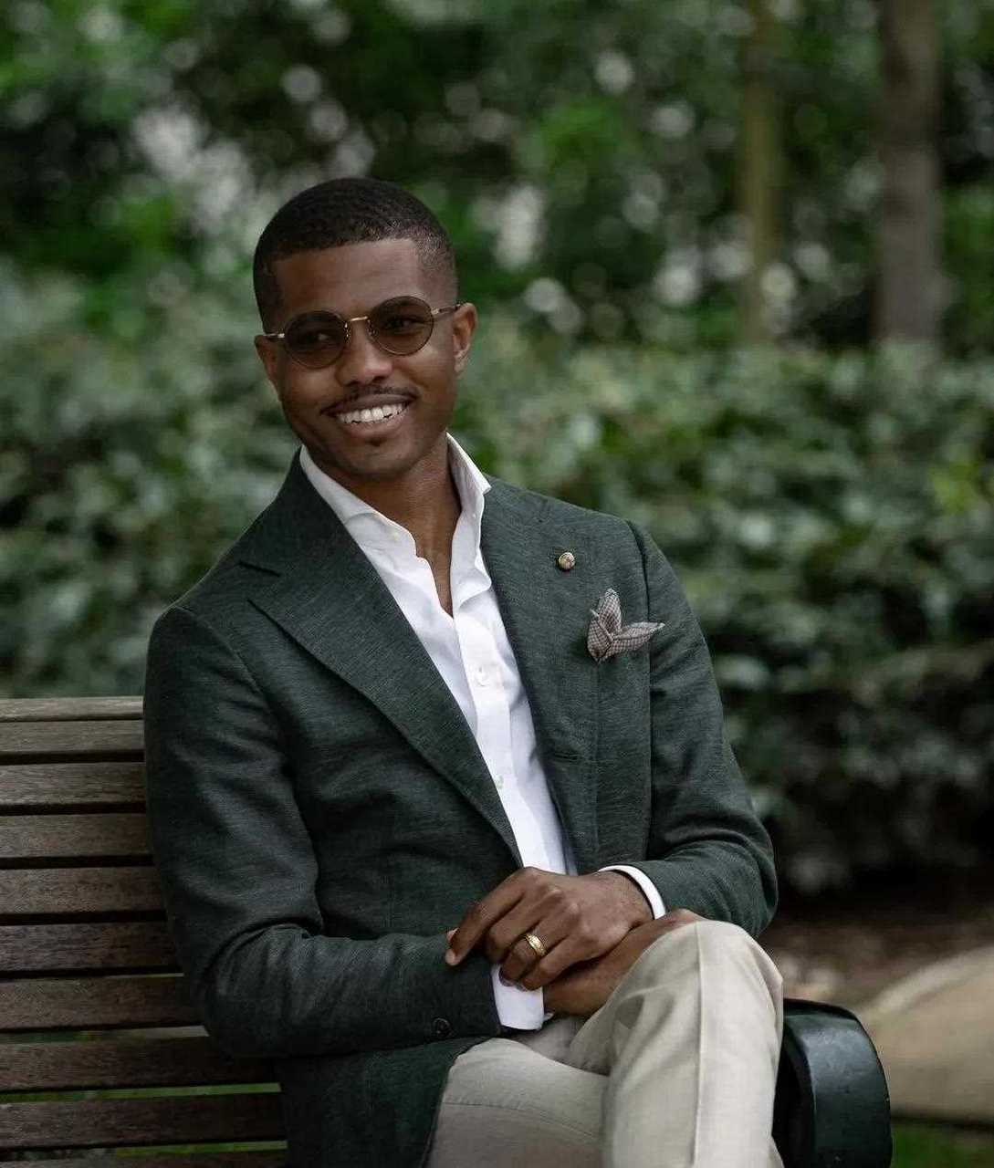 我还挺喜欢这位黑人小哥的穿搭风格的,相比于其他黑色略显浮夸或特别