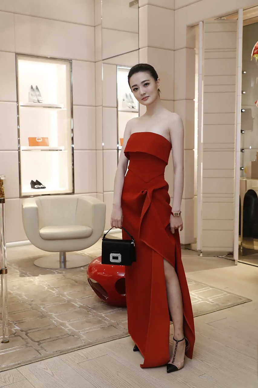 徐璐也太漂亮了吧!红色礼服,黑色高跟鞋.这身材如同衣服架子.