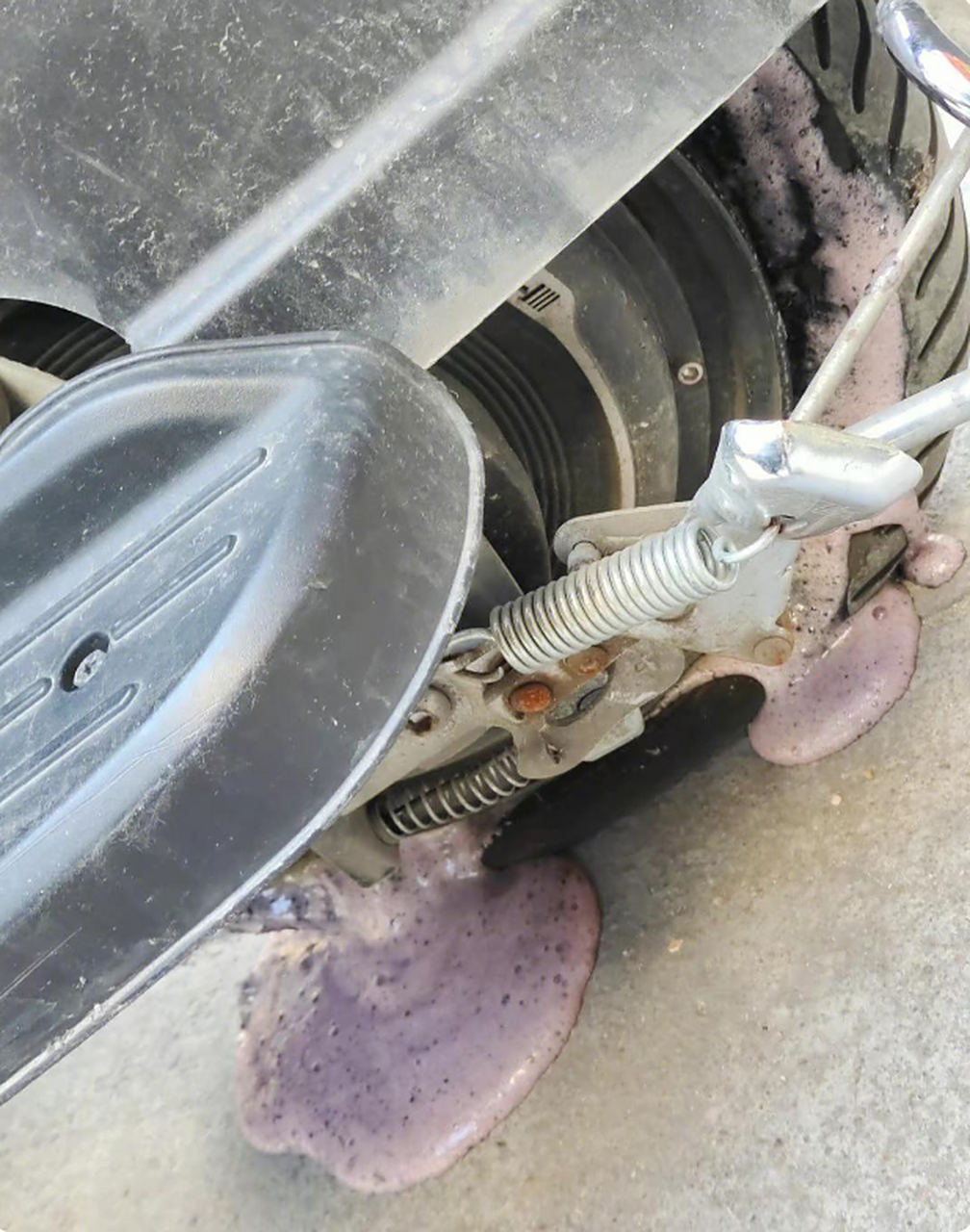 电动车爆胎了!怎么流出来了奶茶似的液体?