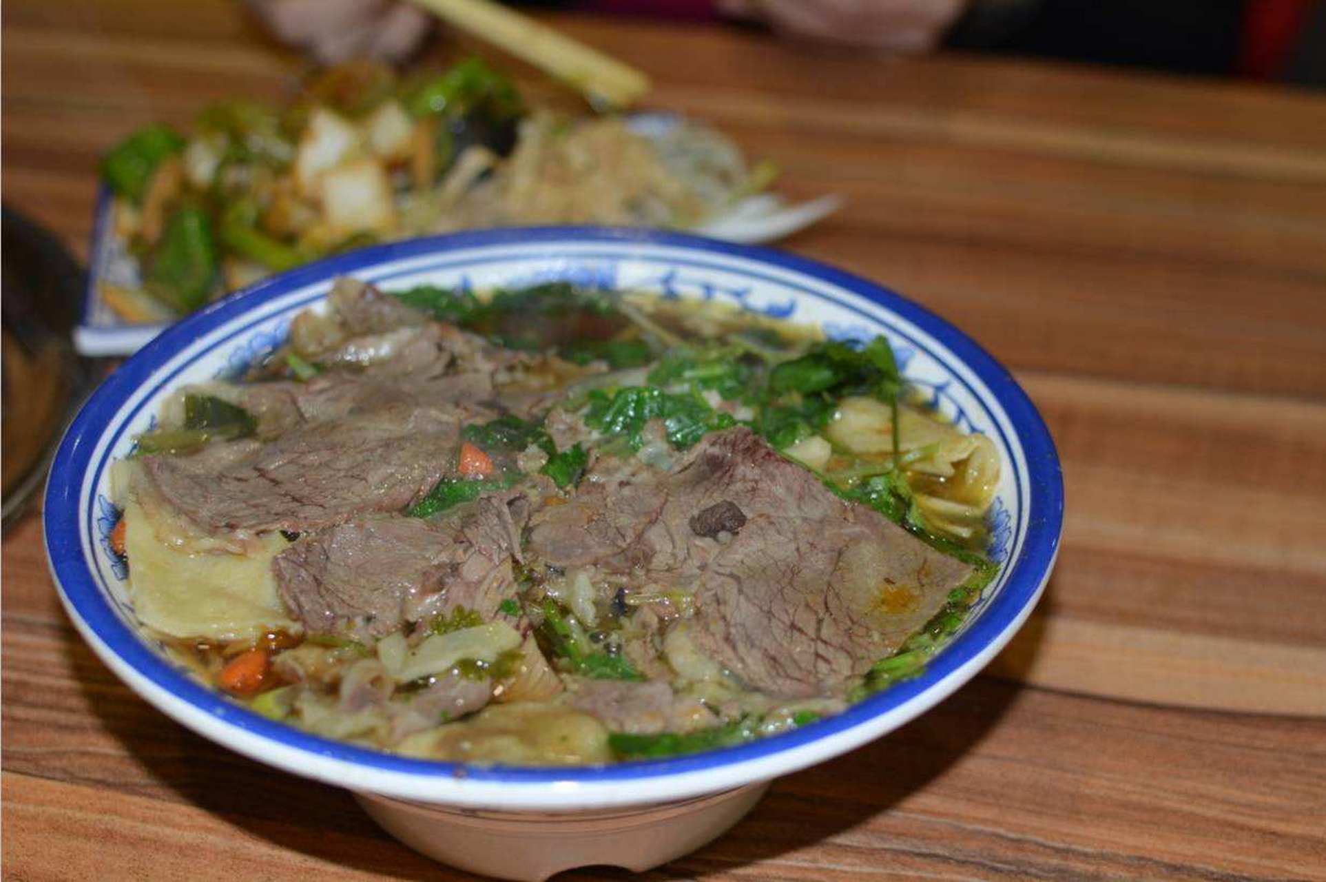 牛肉罩火烧是石家庄的特色小吃,相传起源于上个世纪20年代,是生活在