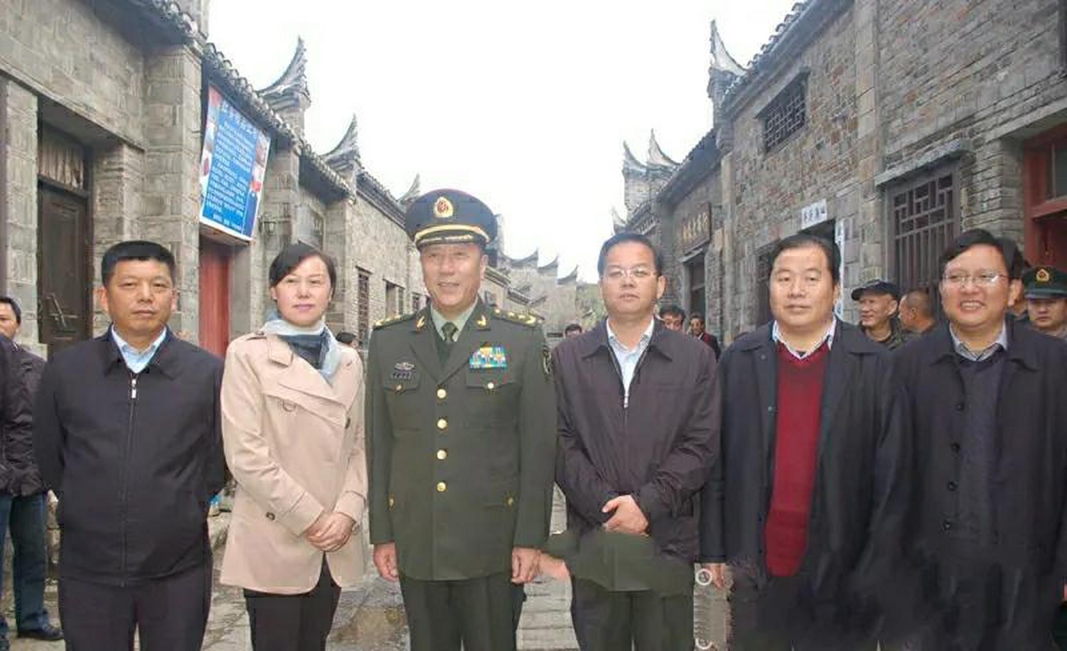 这是秦基伟将军的长子秦卫江,秦卫江夫人陈虹和乡亲们在秦基伟故居旁