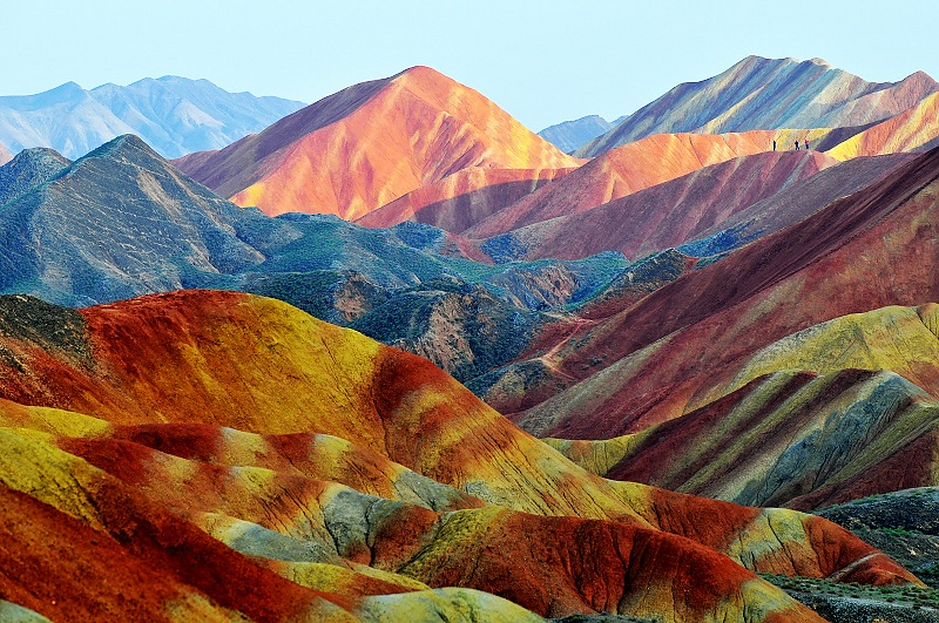 张掖丹霞地貌地处青藏高原向内蒙古高原过渡地带,富集了冰川,雪山
