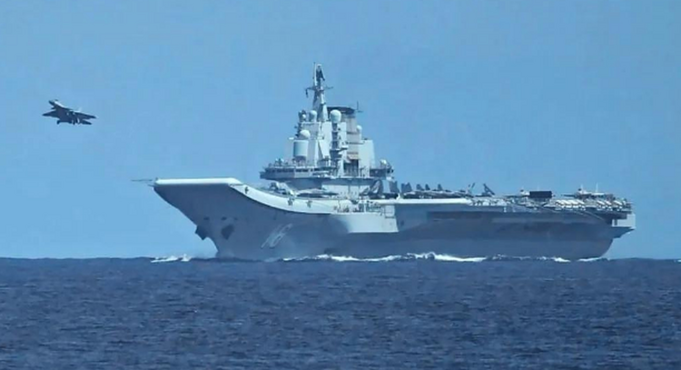 辽宁号航母编队海上训练,日本f-15j抵近侦察被歼-15驱离 日本自卫队有