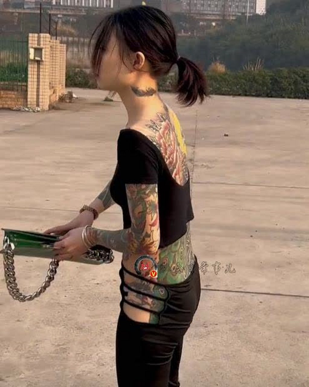 局部纹身是可以接受的,但是全身纹身会让人感觉不舒服.[汗][坏笑]