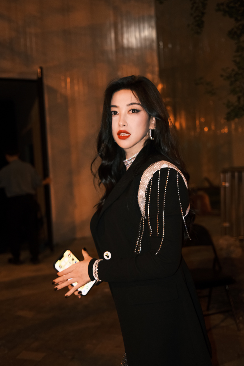 开头就是惊艳,她好女团!完全冷艳美女脸!