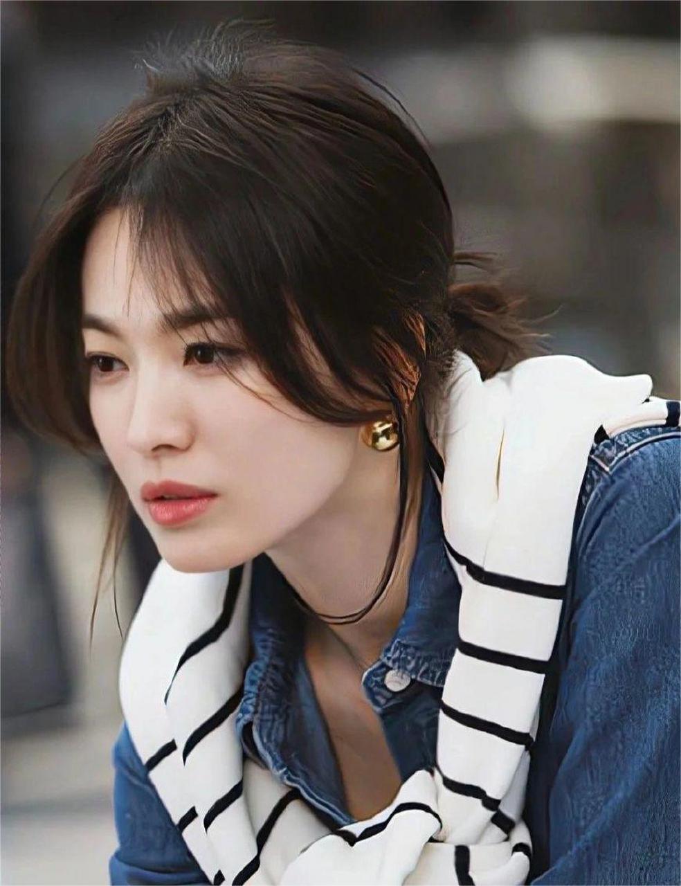 鼻子自然又挺直,鼻尖精致中又带有一定的圆润,是好看又又亲和力的鼻子